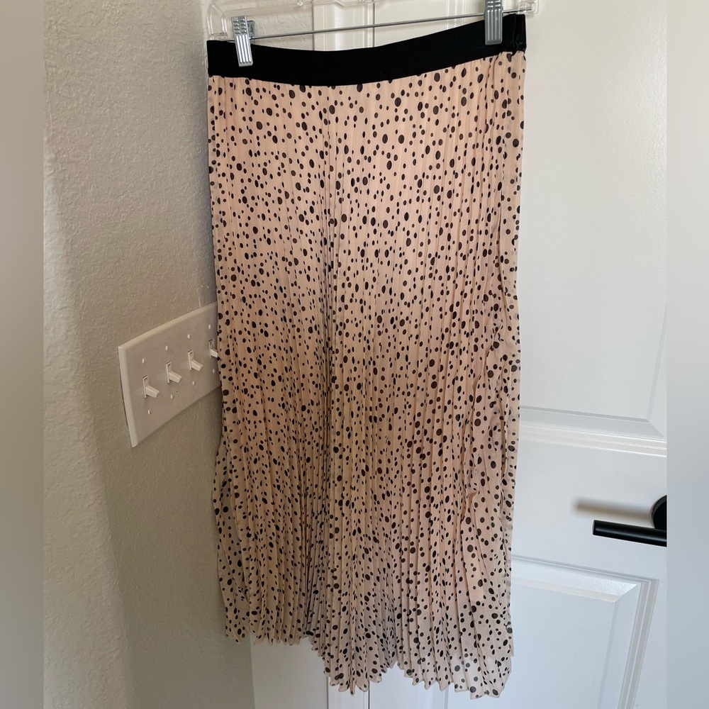 Polka dot pleated skirt. Size Medium.